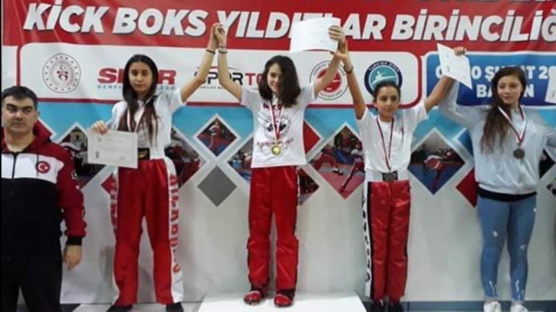 Öğrencimiz Emel URFALIOĞLU Türkiye Yıldızlar Kick Boks şampiyonasında 2.olmuştur