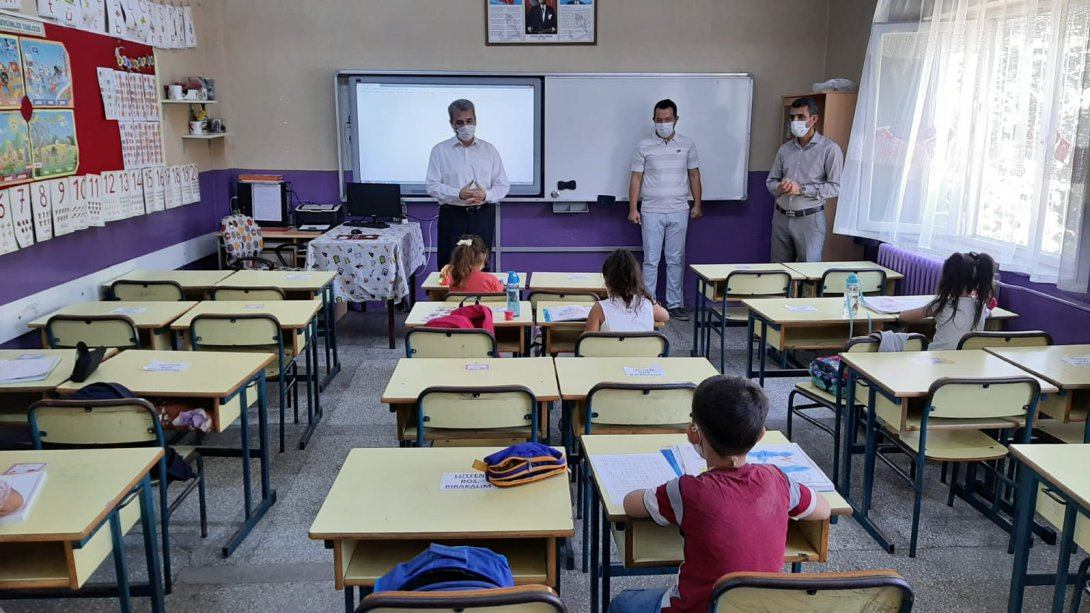 İlçe Milli Eğitim Müdürümüz Mustafa ÇALIŞKAN'dan Hürriyet İlkokulu Öğrencilerine Ziyaret