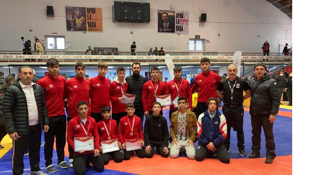Aydın İncirliova Spor Lisesi Ögrencileri Güreş Müsabakalarında Greko-Romen stilde 1 Altın, 3 Gümüş ve  2 Bronz madalya kazandı.