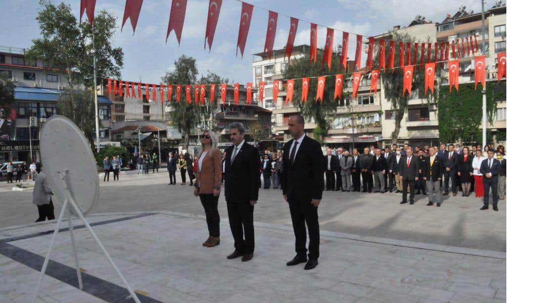 23 Nisan Ulusal Egemenlık ve Çocuk Bayramı Kapsamında Cumhuriyet Meydanı'nda Çelenk Koyma Töreni Gerçekleştirildi.